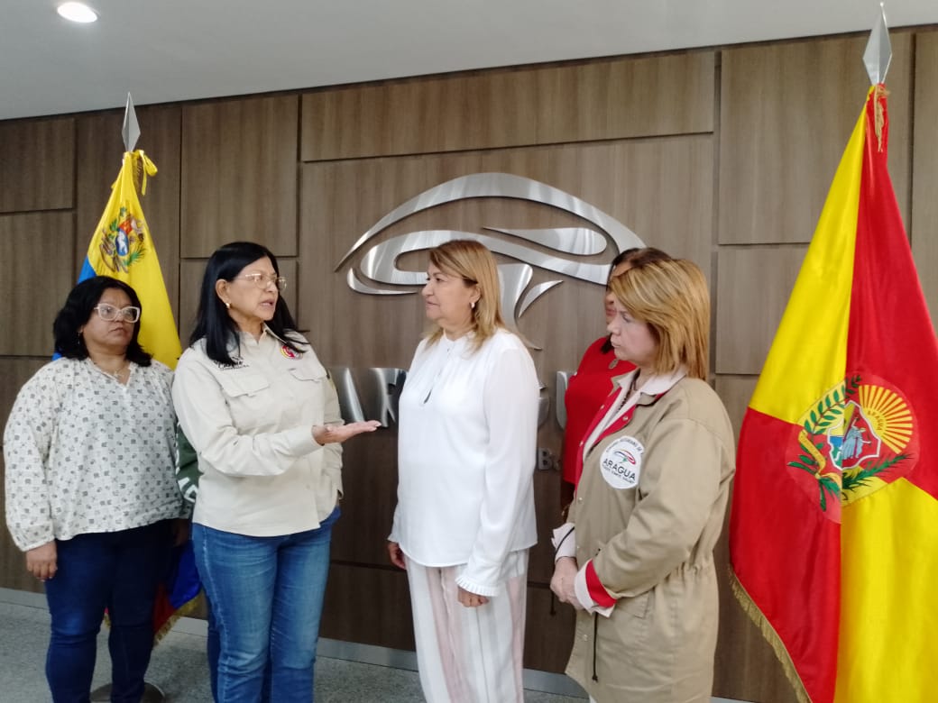 #AlMomento📍|| Gobernadora @Soykarinacarpio y Ministra de Educación @_LaAvanzadora firman acuerdo para Reimpulsar a través del IpasMe y Corposalud La Misión Milagro en #Aragua. @GobiernoAragua_ #DuroContraLaCorrupción