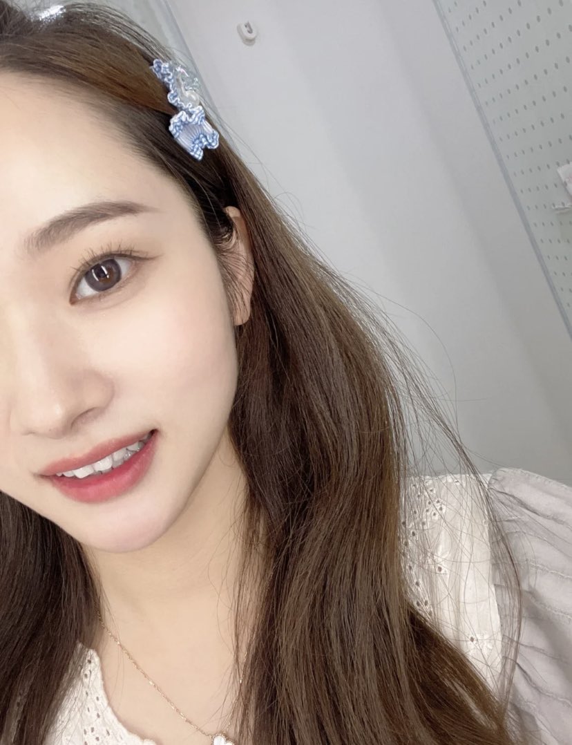BMWSXJJ's tweet photo. 假笑女孩👧 https://t.co/FFYQTqNhaA