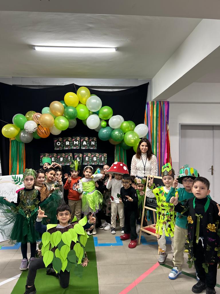 polisamcaao's tweet photo. Orman; hayattır
Orman; güçlü ve güzel yarınlardır.
Orman haftası sebebiyle gerçekleştirdiğimiz Orman defilesinde birbirinden güzel tasarımlar taşındı sahneye. Bu renkli görüntülerin ortaya çıkmasında emeği olan velilerimize de ayrıca teşekkür ederiz. 💐 https://t.co/QokDZcQim8