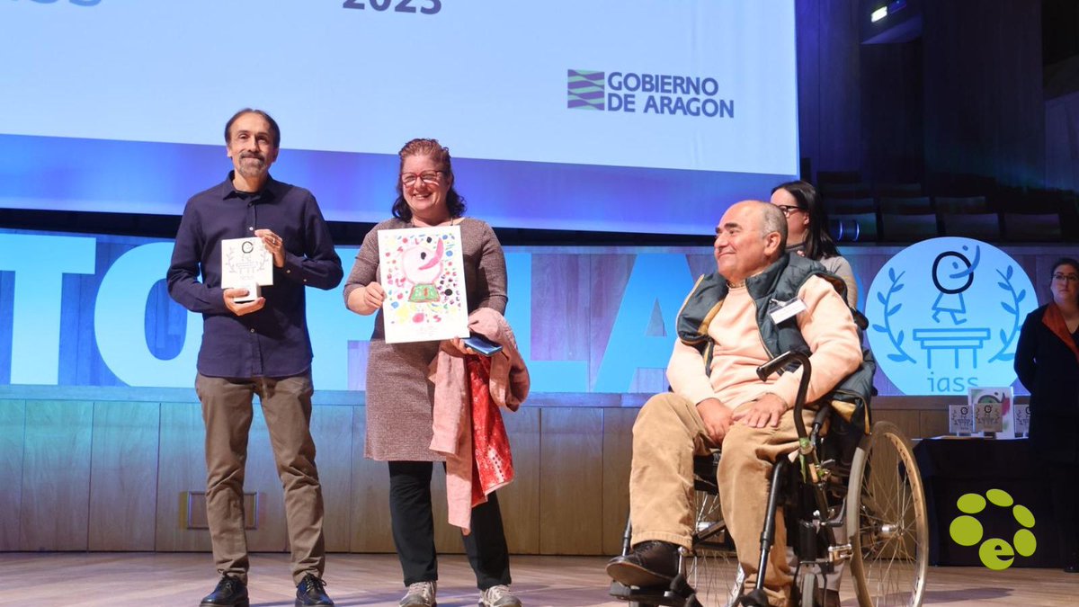 fepa_18's tweet photo. (3/6) 🤩 Agradecemos el premio en la categoría 'Proyecto Innovador' que reconoce nuestro trabajo por la autonomía e igualdad de oportunidades a jóvenes sin apoyo familiar y proyectos innovadores. Y gracias a Ricardo, de @FundacionOzanam  por recoger el galardón por nosotras. https://t.co/lbXB9smXSn