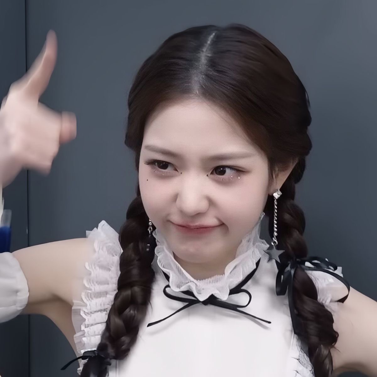 [ looking for moots ! ]
Info:
I hope we get along well 🫶🏻

‹𝟹 : 07, filo, multi-stan
‹𝟹 : engene , moa , bunnies , hunnies , once ,
blink , army , any fandom !
‹𝟹 : she / her
‹𝟹 : ENFJ
‹𝟹 : new to #stantwt and #kpoptwt
#briellerandompost