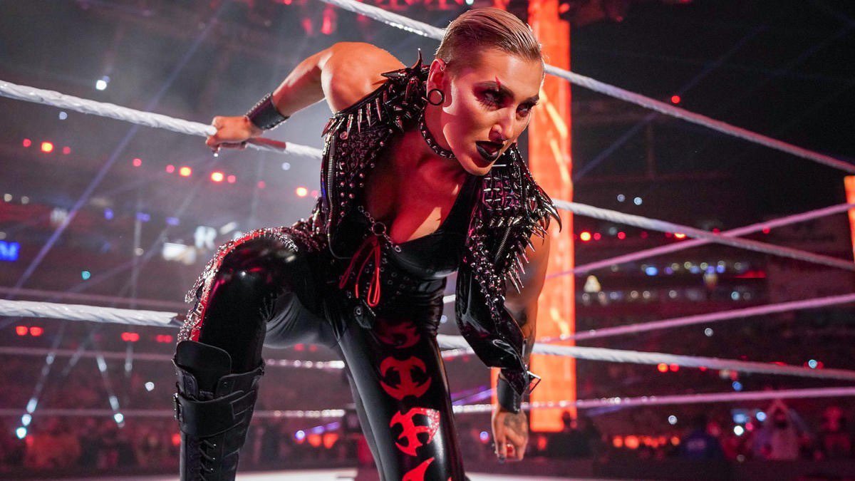 fightingofworld's tweet photo. 世界最大の米プロレス団体であるWWEにて人気沸騰中の女子プロレスラーであるレア・リプリーをご紹介。強すぎるが故に最近は男性レスラーと戦っており、100キロ越えの男性レスラーも軽々投げてしまう怪力を持つ。試合ではとても恐ろしいが、オフの時に見せるかわいい表情が素晴らしい。 https://t.co/grtWxBvKS4