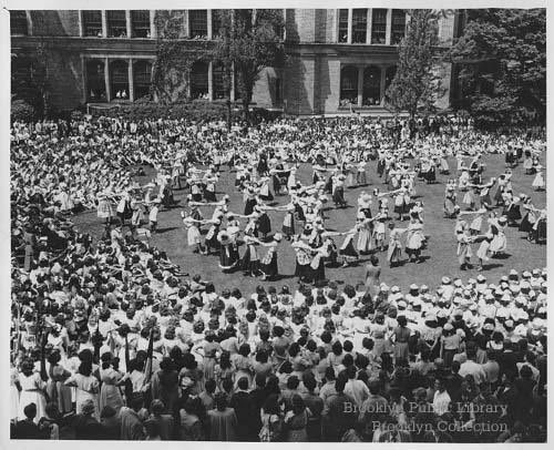 breukelenbridge's tweet image. Other photos from the Brooklyn Collection at the Brooklyn Public Library show Dutch folklore dances and costumes. From the years 1937 and 1952. 

2/2

#Erasmus #breuckelen #brooklynhistory #est1646 #breukelenstory #breukelenbrooklyn #dutchbrooklyn #breukelenbridge #brooklynbridge