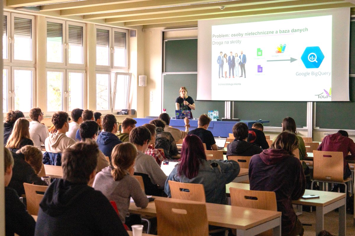 Ania Czajka opowiada studentom MIM UW o wykorzystaniu Google Apps Script do integrowania narzędzi Google’owych.