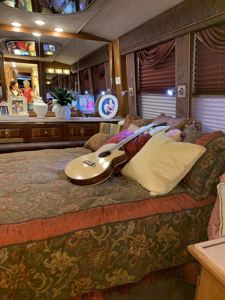 OCHannahMontana's tweet photo. Dolly Parton has a Hannah Montana bookmark in her Bible https://t.co/Ht8YbRgclG