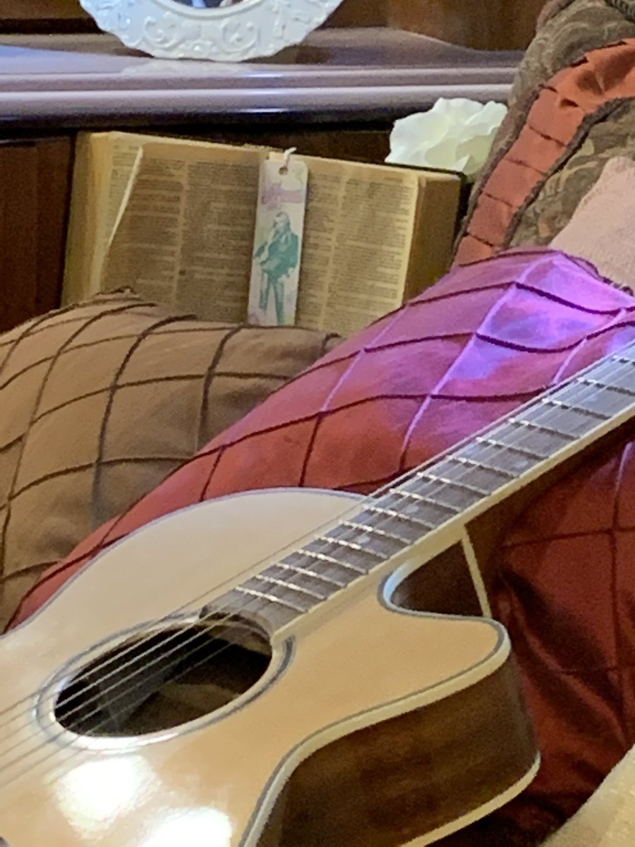 OCHannahMontana's tweet photo. Dolly Parton has a Hannah Montana bookmark in her Bible https://t.co/Ht8YbRgclG