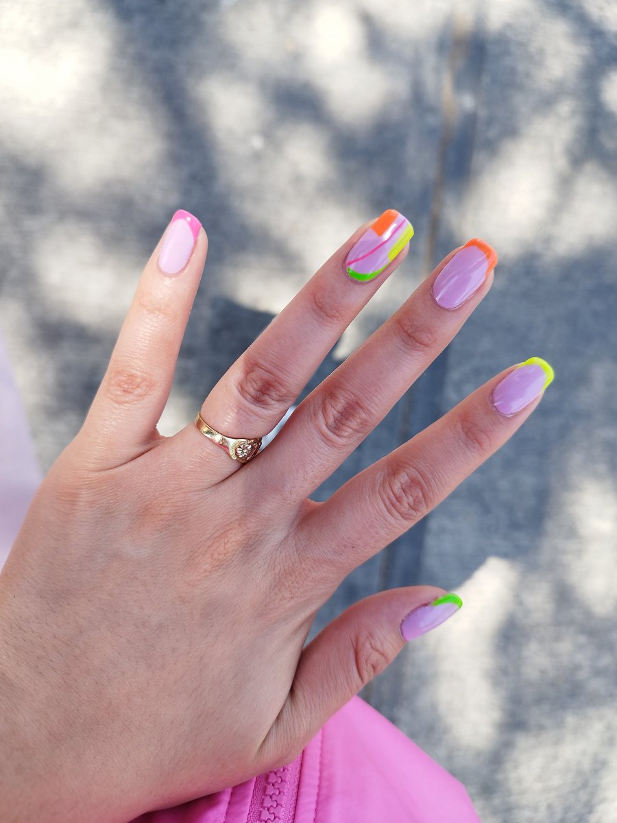 holanitaramirez's tweet photo. Hoy me dijeron que mis uñas están bien bonitas y pues me chivie https://t.co/CgzNvlyBNZ