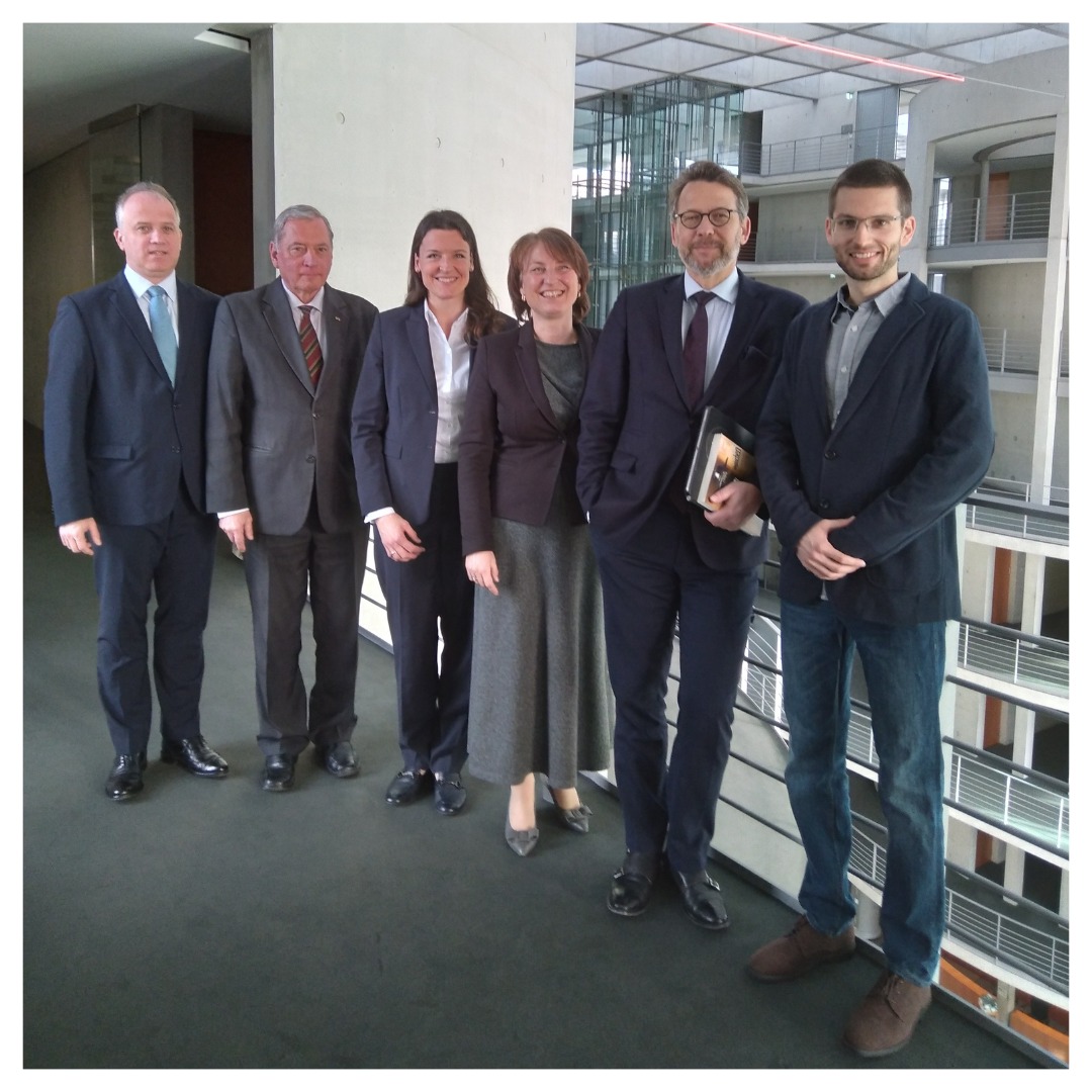 StiftungVerbund's tweet photo. Stiftung Verbundenheit vermittelt Treffen von Vertretern der Deutschen Minderheit mit Bundestagsabgeordneten zum deutschsprachigen Schulwesen in Rumänien
@AStanescuRO
@TErndl
@jamila_anna
#StiftungVerbundenheit #DeutscheMinderheit #Rumänien #Deutschunterricht #DFDR #FDGR https://t.co/PmTPt1cwGl