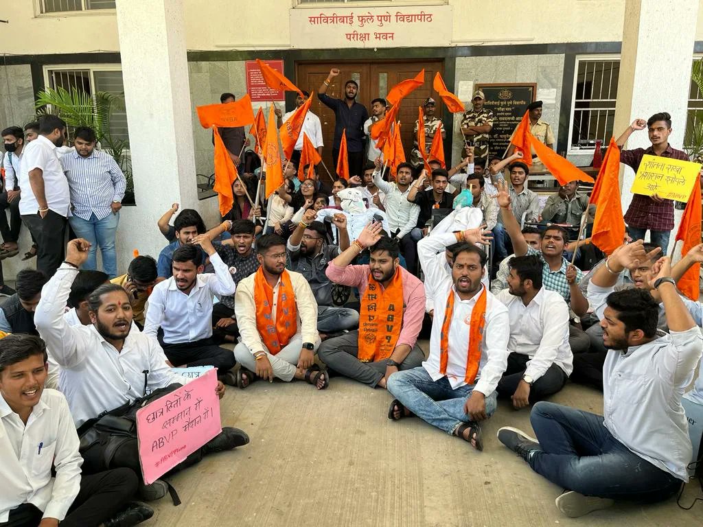 AHThombare's tweet photo. ४५ दिवसात निकाल लावणे बंधनकारक असताना देखील पुणे विद्यापीठ प्रशासनाने अद्याप निकाल लावले नाही. विद्यार्थ्यांना यामुळे अडचणी निर्माण होत आहे. @abvppune  वतीने 'व्हीलचेअर आंदोलन' करण्यात आले. यावेळी पुणे महानगर मंत्री @shubhankar_bachal
तसेच विद्यार्थी मोठ्या संख्येने उपस्थित होते. https://t.co/SOuxZAld36