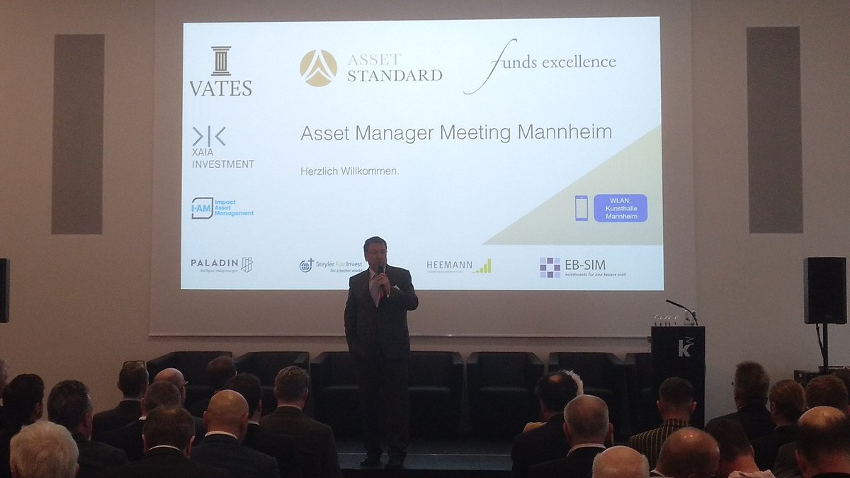 Eröffnung des Asset Manager Meetings durch Klaus-Dieter Erdmann mit 7 Asset Managern: Paladin AM, VatesInvest, XAIA Investment, EB-SIM, Impact AM, Steyler Fair Invest und Heemann Vermögensverwaltung.