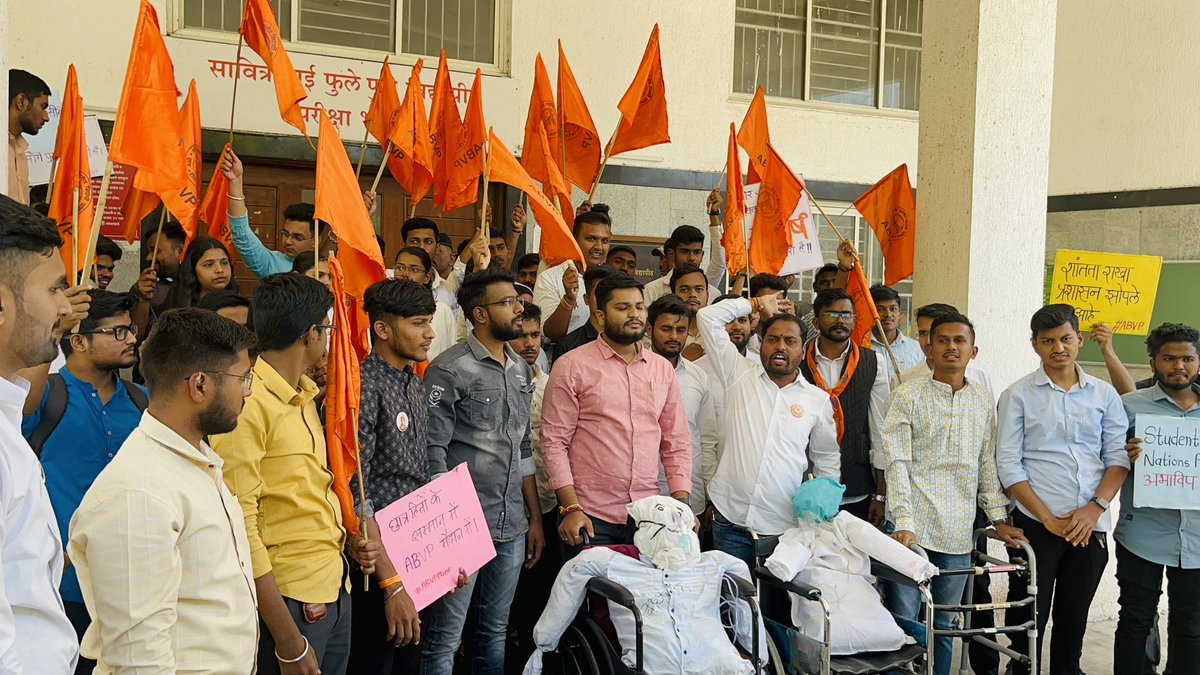 AHThombare's tweet photo. ४५ दिवसात निकाल लावणे बंधनकारक असताना देखील पुणे विद्यापीठ प्रशासनाने अद्याप निकाल लावले नाही. विद्यार्थ्यांना यामुळे अडचणी निर्माण होत आहे. @abvppune  वतीने 'व्हीलचेअर आंदोलन' करण्यात आले. यावेळी पुणे महानगर मंत्री @shubhankar_bachal
तसेच विद्यार्थी मोठ्या संख्येने उपस्थित होते. https://t.co/SOuxZAld36