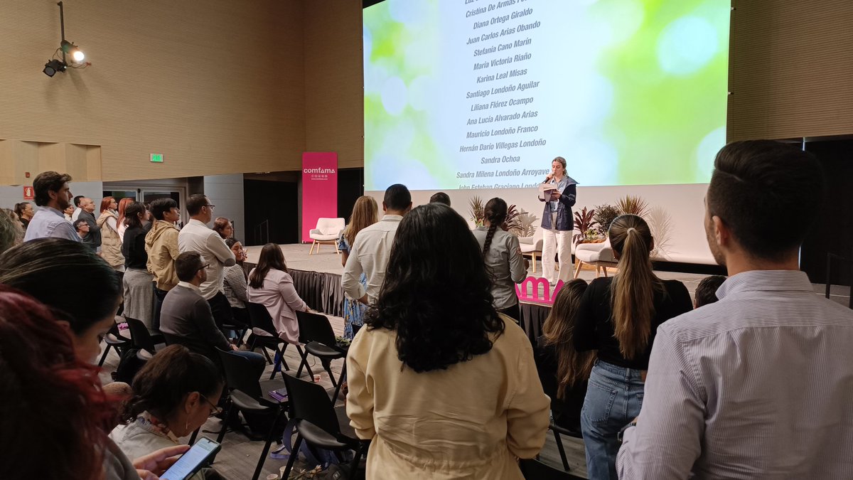 Comfama's tweet photo. Robinson Valderrama del Grupo Éxito y Luciana Londoño de Pomario, voluntario y empresaria, fueron responsables de conectar a los participantes con el programa por medio de la lectura de sus manifiestos  de compromiso con el Voluntariado y la creación de empresas más conscientes. https://t.co/9G4YqUhZ1S