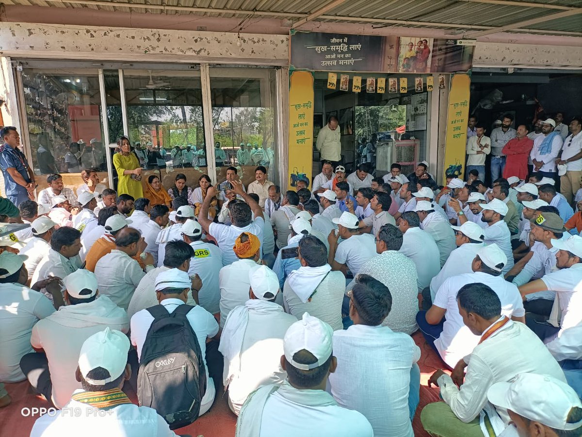 ग्राम रोजगार सहायक संगठन जिला नरसिंहपुर टीम का #मामा_मामी_दर्शन_पैदल_यात्रा जारी.
<a href="/ChouhanShivraj/">Shivraj Singh Chouhan</a> <a href="/OfficeOfKNath/">Kamal Nath</a>
@Iamsisodia1      <a href="/Shailendra0555/">Shailendra chouksey</a>
