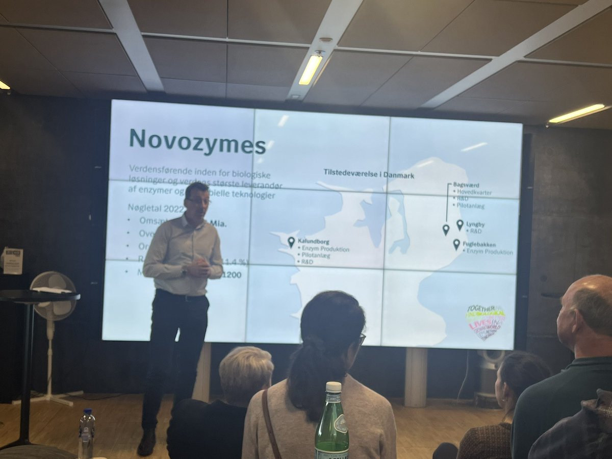androrff's tweet photo. Tredje oplæg Claus Crone Fuglsang @Novozymes: "vi har aldrig ansat en bachelor.... Vi har ikke brug for kortere uddannelser...vi har brug for klogere hænder, ikke blot flere hænder" https://t.co/HH0ELGEKTs