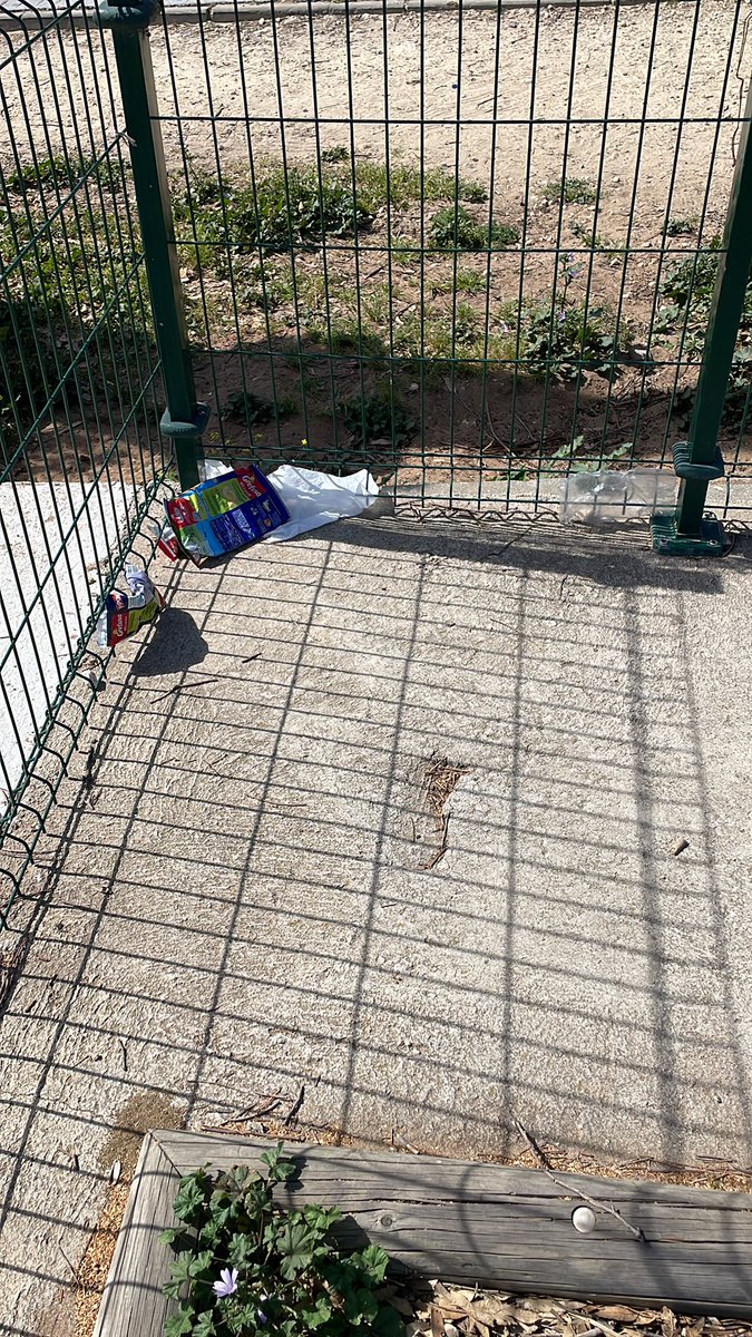 krisbevix's tweet photo. ¿De verdad cuesta tanto mantener los espacios públicos limpios, queridos vecinos? Un poco de civismo, por favor. Más aún cuando se trata de un parque infantil. #Algeciras https://t.co/pkQNozbJia