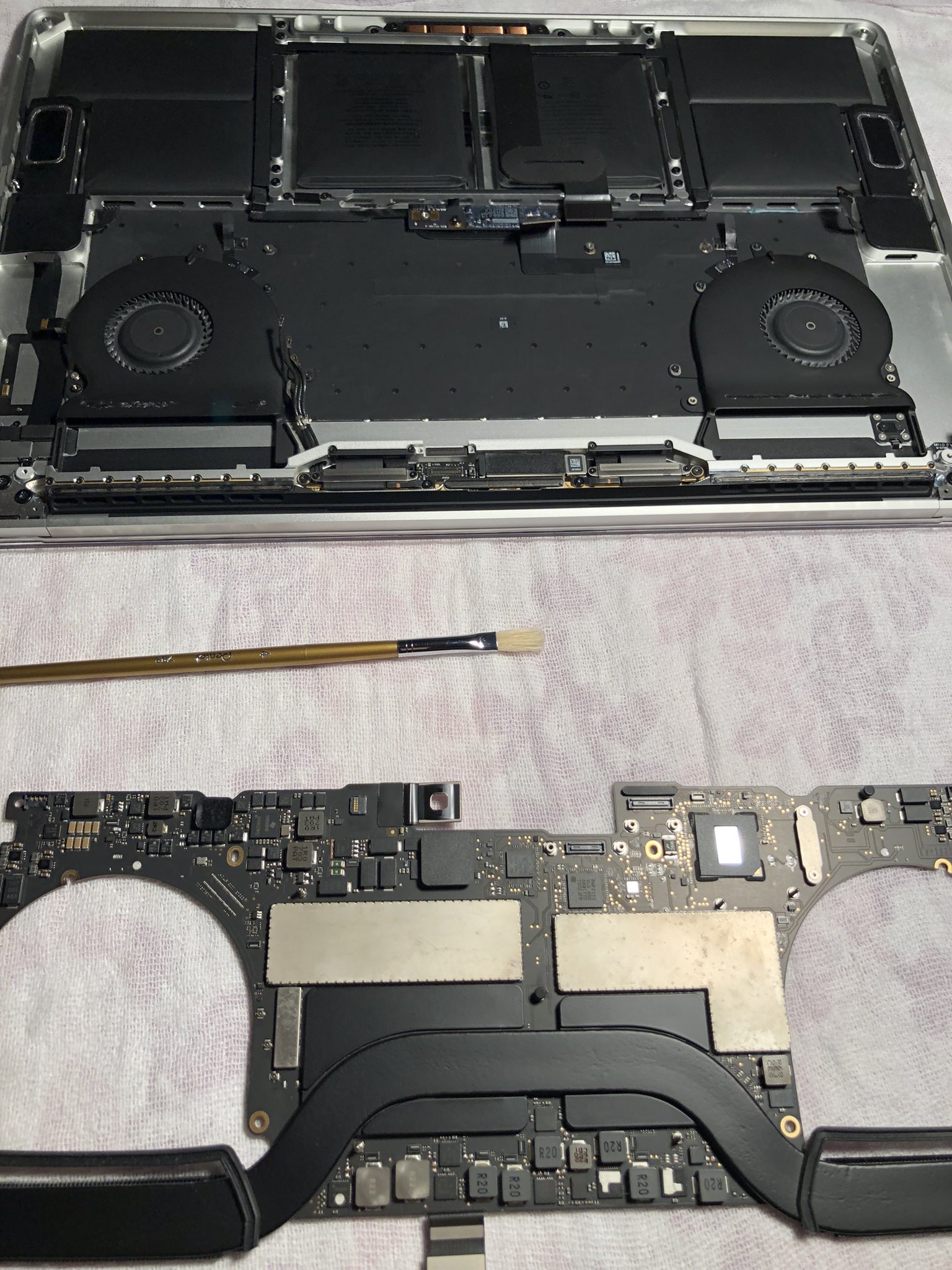 Apple、MacBook Proディスプレイの「Flexgate」問題で集団訴訟に直面