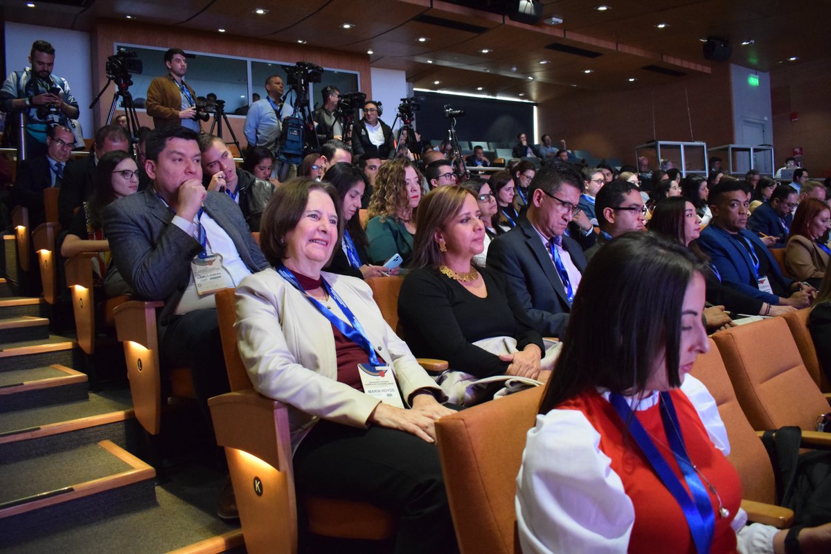 Asomicrofinanza's tweet photo. #AEstaHora | Nuestra Pdte. Maria Clara Hoyos, asiste al 'Foro de Innovación e inclusión crediticia para la economía popular' un espacio de diálogo sobre el crecimiento económico, equidad y estabilidad financiera del país, creado por @BOportunidades,@MinHacienda y 
@MinAgricultura https://t.co/YaGQFkNV0E