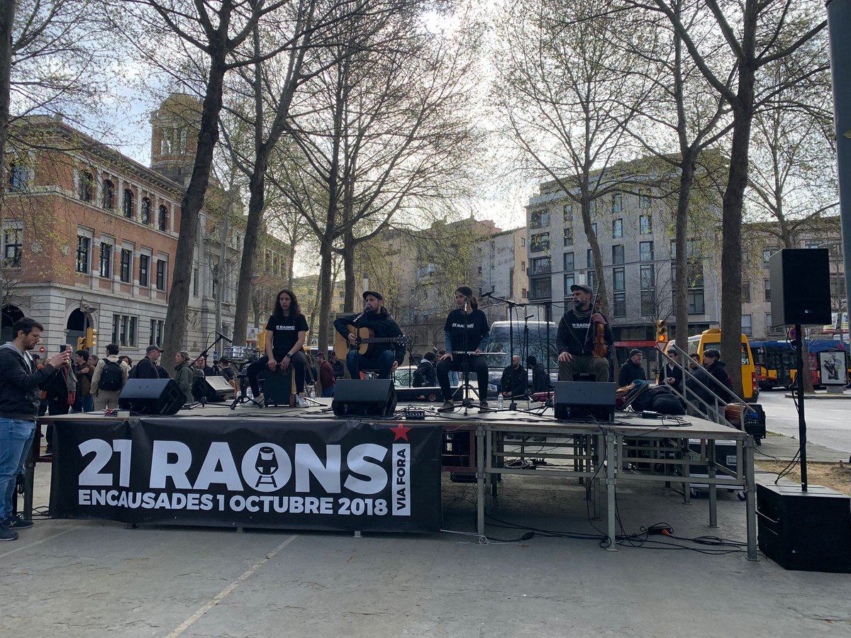🔴 Jornada de lluita en el marc del judici de 21 Raons.

Ens han acompanyat <a href="/ancgirona/">ANC Girona</a>, <a href="/omniumgirones/">Òmnium Gironès</a>, <a href="/cupnacional/">CUP Països Catalans</a>, <a href="/Arran_jovent/">Arran</a>, <a href="/SEPC_nacional/">SEPC</a>, <a href="/AlertaSolidaria/">Alerta Solidària</a> i tres causes antirepressives.

🔊 I hem comptat amb cinc actuacions musicals solidàries.

Moltes gràcies a totes!