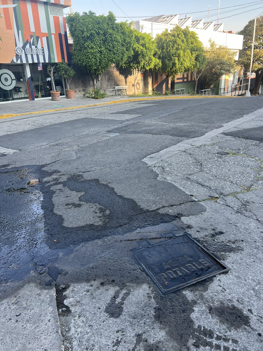 MJF58311008's tweet photo. @AguadePuebla fuga de agua en la esquina de calle Matamoros y calle Acatlán en la col. La Paz. https://t.co/fXsAxueVD5