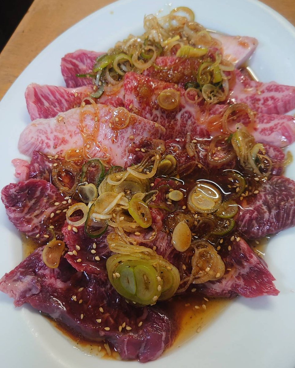 kadoya1's tweet photo. 扇大橋駅徒歩3分、扇1丁目の住宅地に佇む焼肉屋「平壌苑」
自分的には東京で一番。足立区だと鹿浜のスタミナ苑が有名だけどレベルが違いすぎる。比べるのがこの店に失礼。焼肉はレギュラーのカルビ、ハラミ、中落ちを頂いたがレベルが高すぎる。中落ちは一生忘れられないであろう絶品。
朝鮮料理礼讃。 https://t.co/FcEPNRzy0m