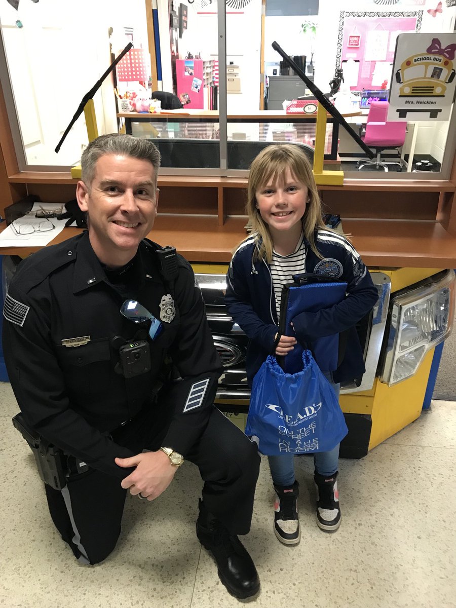 AnthonyDent05's tweet photo. Great job by one of our Neeta students..turned in a lost wallet to MLPD. Very proud! Lt. McGinnis dropped off a swag bag of LEAD gear. ⁦@weare_LEAD⁩ #MLSD #LakerLife https://t.co/vHaTIG987H