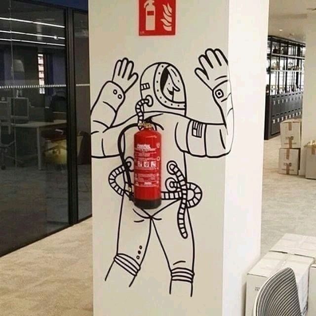 StellChr's tweet photo. Creativity is meant to leave a lasting impression!

And speaking of creativity, kudos to the brilliant minds who placed the fire extinguishers in those buildings. High fives all around! 👐

#creativity #ads #adcampaigns #Advertising #socialmediamarketing https://t.co/uvPkNzYXsw