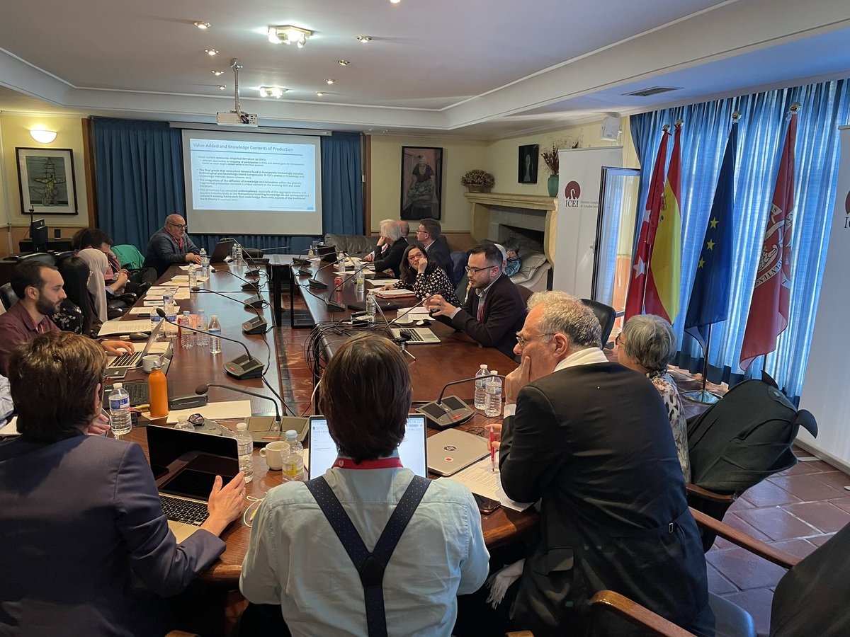 ucm_icei's tweet photo. Presenta ahora Dimitrios Stamopoulos (Universidad Técnica Nacional de Atenas) su investigación titulada “Trading product-embodied Knowledge in global value chains”. #CatChainWorkshop #CatChainProject . https://t.co/RoKxGq2EI6