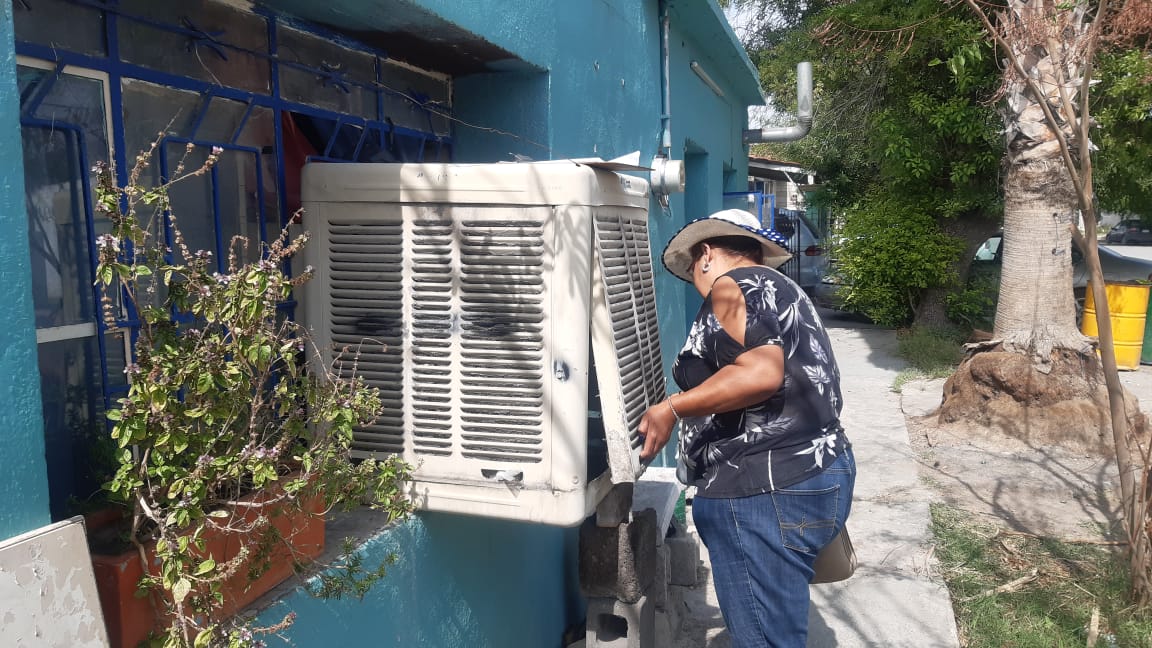 JS04COAH's tweet photo. Abatizacion en la colonia Paraiso, Frontera Coahuila #controllarvario personal de vectores elimina y controla criaderos potenciales  #PorTuBienestarActuaContraElDengue @CoahuilaSS https://t.co/wIRsSU3tiS