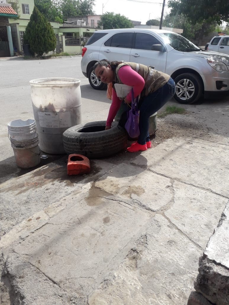JS04COAH's tweet photo. Abatizacion en la colonia Paraiso, Frontera Coahuila #controllarvario personal de vectores elimina y controla criaderos potenciales  #PorTuBienestarActuaContraElDengue @CoahuilaSS https://t.co/wIRsSU3tiS
