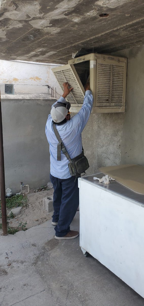 JS04COAH's tweet photo. Abatizacion en la colonia Paraiso, Frontera Coahuila #controllarvario personal de vectores elimina y controla criaderos potenciales  #PorTuBienestarActuaContraElDengue @CoahuilaSS https://t.co/wIRsSU3tiS