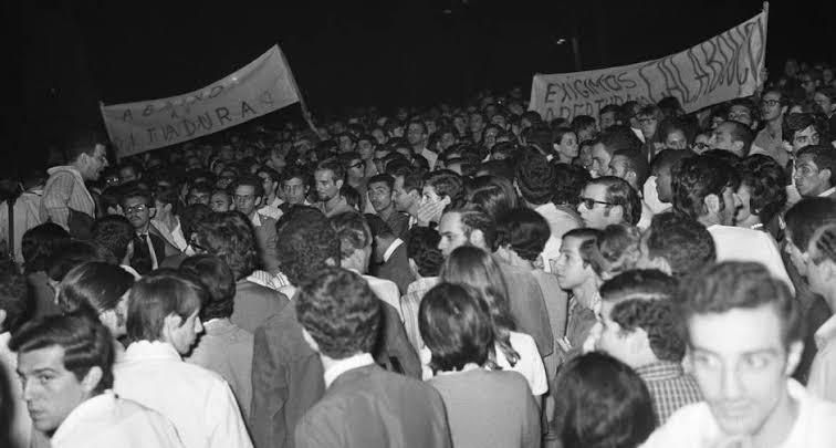 comunicahuni's tweet photo. No dia 28 de março de 1968 o estudante Edson Luís de Lima Souto foi assassinato pela polícia militar durante uma manifestação estudantil no restaurante Calabouço. 
A polícia invadiu violentamente o local onde cerca de 300 estudantes jantavam. https://t.co/iZGh3Cmowt