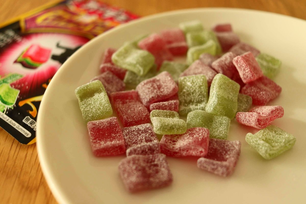 Blogummy's tweet photo. 🍇🍇🍇🍇🍇🍇🍇🍇
カンデミーナ　ぶどうの達人
🍇🍇🍇🍇🍇🍇🍇🍇

商品名は相変わらずふざけてますが、今回は個人的にヒット。
あ、商品名に対してじゃなくて、グミそのものの話ですよ。

何枚も重ねて食べたときの噛みごたえがたまりません！

https://t.co/wnFPaDZ4w2

#日本グミ協会
#カンロ https://t.co/4EVaLehVGy