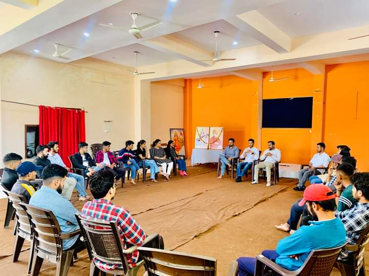 ShashwatABVP's tweet photo. ABVP HNB विश्वविद्यालय की टोली के साथ शिक्षा के मुद्दों एवं CUET परीक्षा में विद्यार्थियों की सहायता हेतु बैठक की गयी।
#ABVPForStudents
@AshishSainram @PrafullaAkant @iManojNikhra https://t.co/G5BBrTTUc0