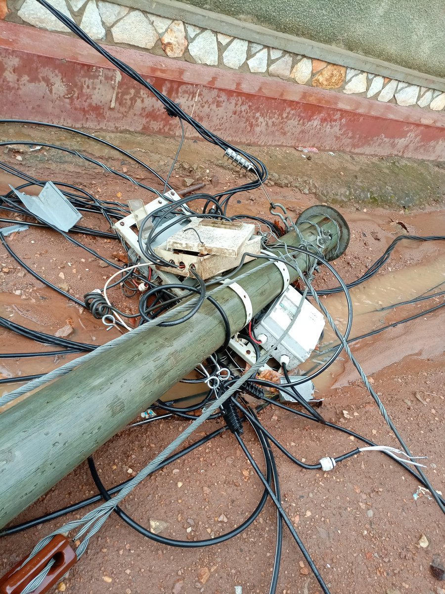 brianpro256's tweet photo. Kindly @UmemeLtd try to use your offices, I found this pole in the morning fallen down called your people, I'm returning back it's still along the way. Nothing has been done and they told me there going to sort it because it's an emergency 🦺. But why @UmemeLtd https://t.co/3o5Irhi6gc