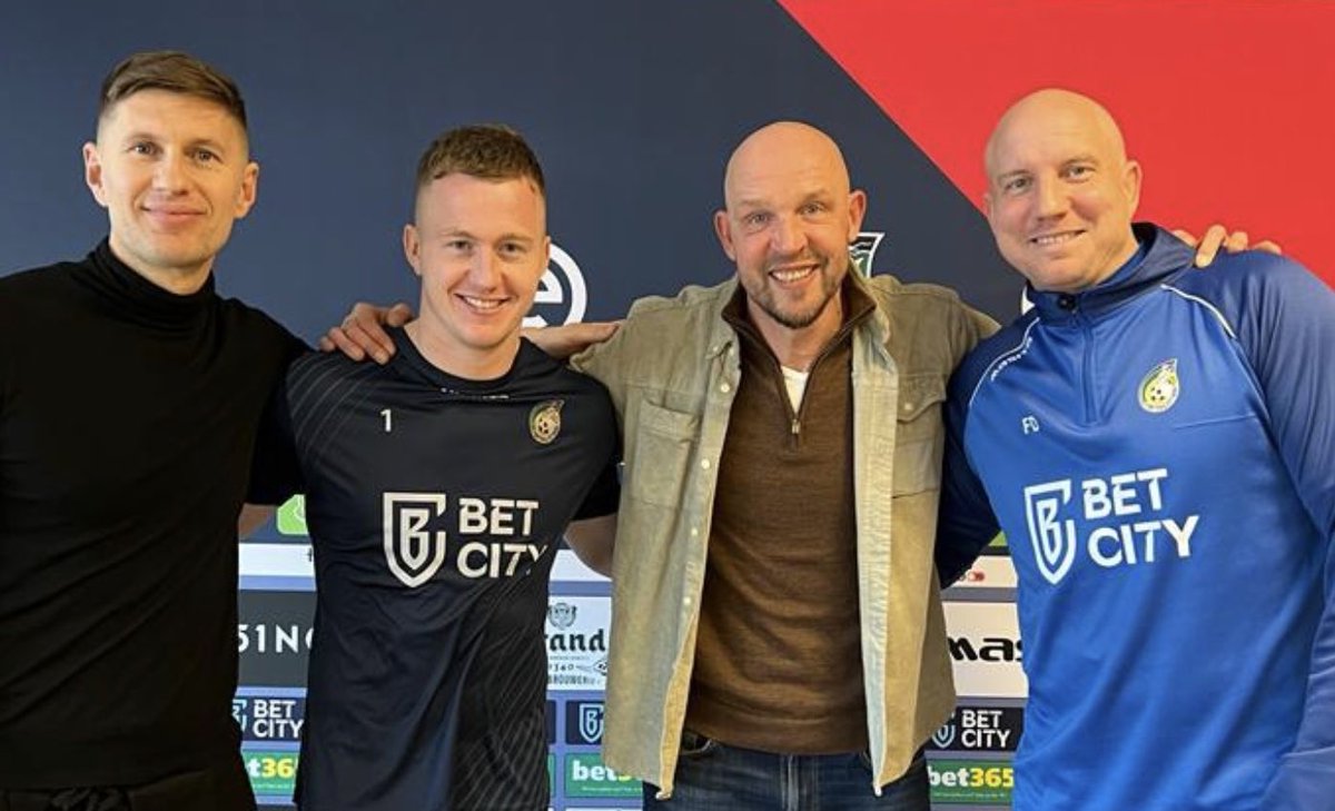 spelersvakbond's tweet photo. Mooi bezoek aan Fortuna Sittard! 📱⚽️💫🚗💨#VVCSRedButtonAppTour
Levchenko en Arjan Ebbinge met keeper Yanick van Osch en oud-spits van oa. FC Utrecht, Roda JC en NEC en nu spitsentrainer… Frank Demouge!
#voorlichting #redbuttonapp @elevchenko @spelersvakbond #vvcs https://t.co/D8USLLcR70