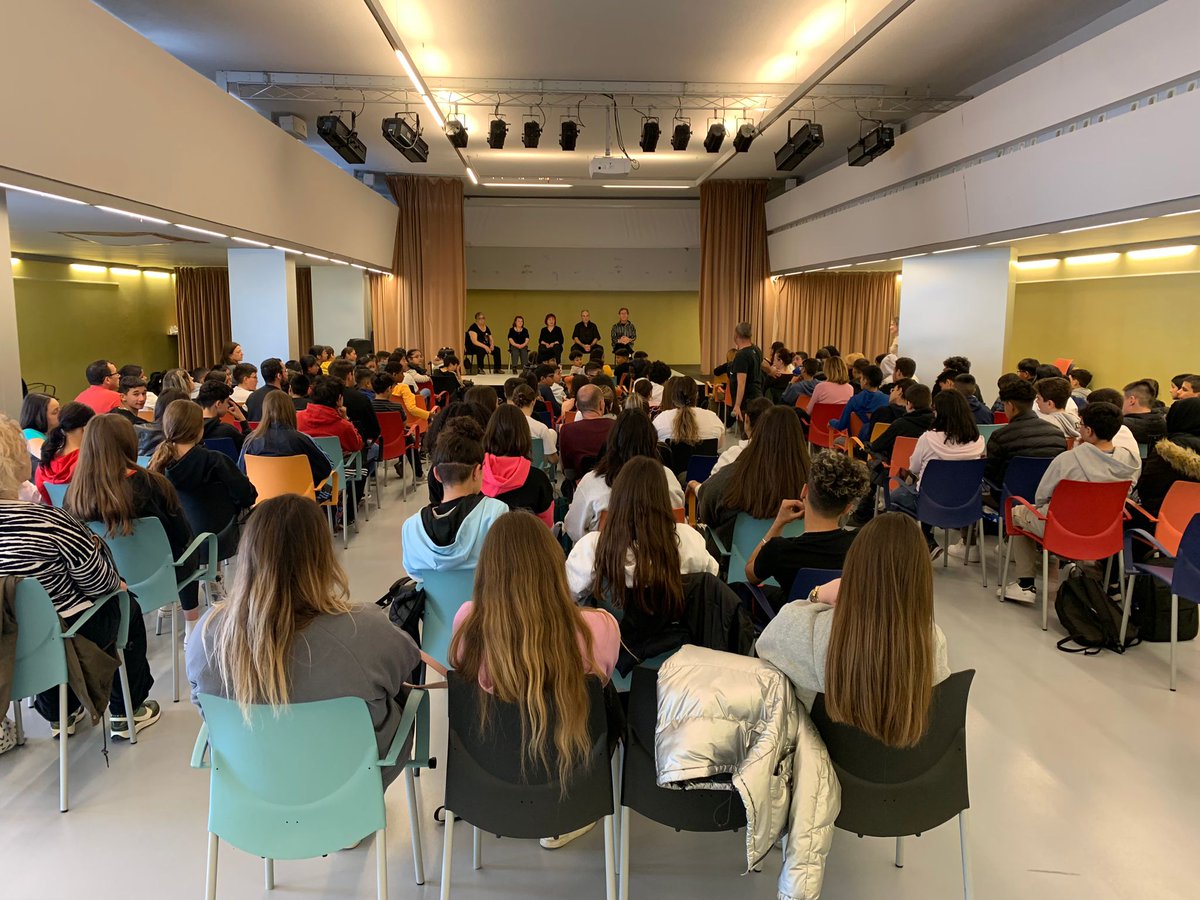 bdncom's tweet photo. Amb un teatre fòrum amb trobada intergeneracional s’ha posat avui al CC La Salut punt final al «Laboratori per la convivència». Es tracta d’una proposta creativa del Servei de Mediació de l’@AjBadalona que exposa les realitats del barri mitjançant la participació. #Badalona https://t.co/4NrUCng5ZC