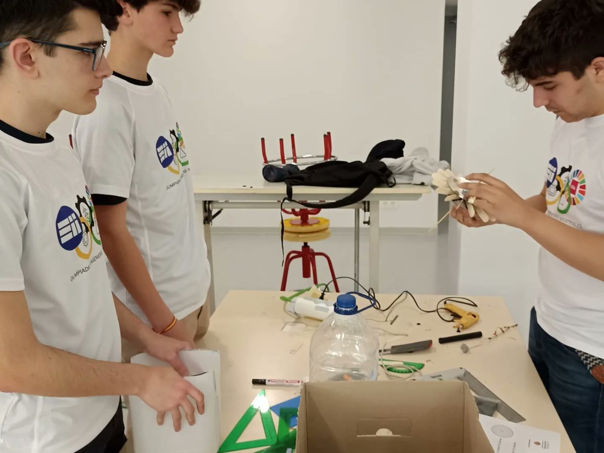 24 alumn@s de 4ESO y Bachillerato han representado hoy a nuestro centro en la 𝐈 𝐎𝐥𝐢𝐦𝐩𝐢𝐚𝐝𝐚 𝐝𝐞 𝐈𝐧𝐠𝐞𝐧𝐢𝐞𝐫í𝐚𝐬 𝐈𝐧𝐝𝐮𝐬𝐭𝐫𝐢𝐚𝐥𝐞𝐬 celebrada en <a href="/EiiUVa/">Eii_UVa</a>
¡Hemos sido el colegio con mayor número de participantes! 👏👏

#sellociamariava #ingeniería #tecnología