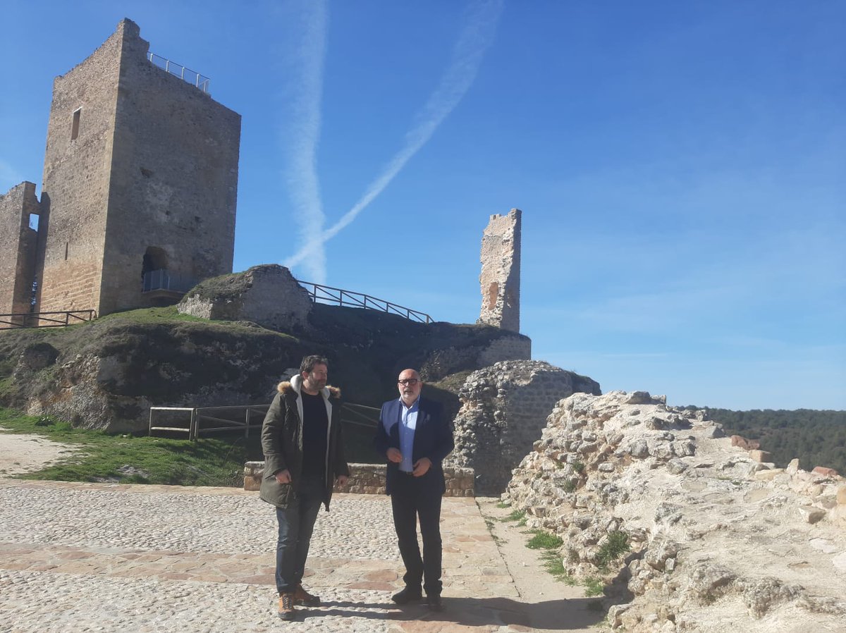 Soria_Gob's tweet image. ▶️ El subdelegado del Gobierno, @LatorreMiguels y el alcalde de #Calatañazor, Alfredo Pérez han recorrido los tres tramos de la muralla previstos para su consolidación y restauración final por parte del Gobierno de España

👉🏻 El presupuesto estimado de Ejecución es de 200.000 €