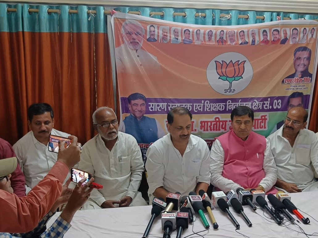RajivPratapRudy's tweet photo. स्नातक व शिक्षक निर्वाचन क्षेत्र के बुद्धिजीवी मतदाताओं का देश की प्रगति में महत्वपूर्ण योगदान है। विकास को समर्पित भाजपा के दोनो प्रत्याशी विजयी होंगे
सारण में #NDA समर्थित @BJP4Bihar प्रत्याशी डॉ महाचंद्र प्रसाद सिंह व श्री धर्मेंन्द्र सिंह के समर्थन में प्रेस कांफ्रेंस... https://t.co/i8G7GySH63