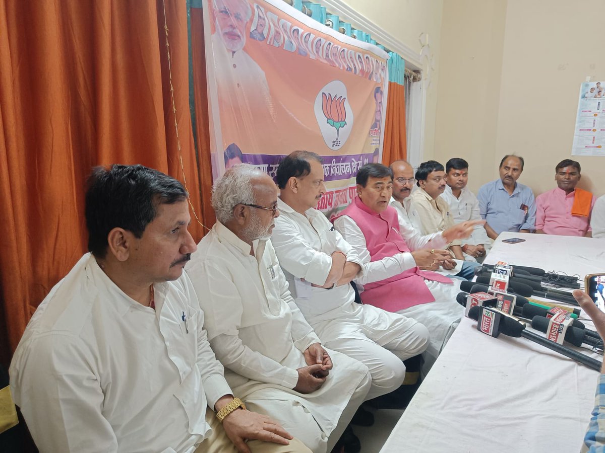 RajivPratapRudy's tweet photo. स्नातक व शिक्षक निर्वाचन क्षेत्र के बुद्धिजीवी मतदाताओं का देश की प्रगति में महत्वपूर्ण योगदान है। विकास को समर्पित भाजपा के दोनो प्रत्याशी विजयी होंगे
सारण में #NDA समर्थित @BJP4Bihar प्रत्याशी डॉ महाचंद्र प्रसाद सिंह व श्री धर्मेंन्द्र सिंह के समर्थन में प्रेस कांफ्रेंस... https://t.co/i8G7GySH63