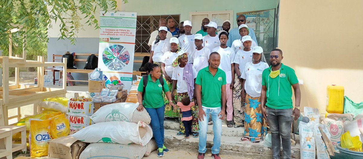 DebangWiwa's tweet photo. @UNPeacebuilding 
@whocmr 
Remise de kits de réinsertion socio économique aux jeunes à risque d'enrôlement dans les groupes armés à Mémé , Extrême-Nord  Cameroun, pour le compte du projet "Paix par la santé" financé par le Fonds des nations unies pour la consolidation de la paix https://t.co/Y2eijpqtHz