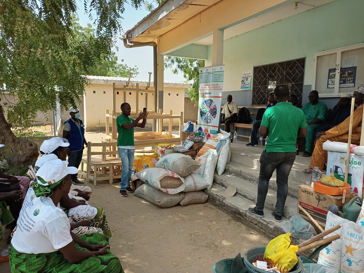 DebangWiwa's tweet photo. @UNPeacebuilding 
@whocmr 
Remise de kits de réinsertion socio économique aux jeunes à risque d'enrôlement dans les groupes armés à Mémé , Extrême-Nord  Cameroun, pour le compte du projet "Paix par la santé" financé par le Fonds des nations unies pour la consolidation de la paix https://t.co/Y2eijpqtHz