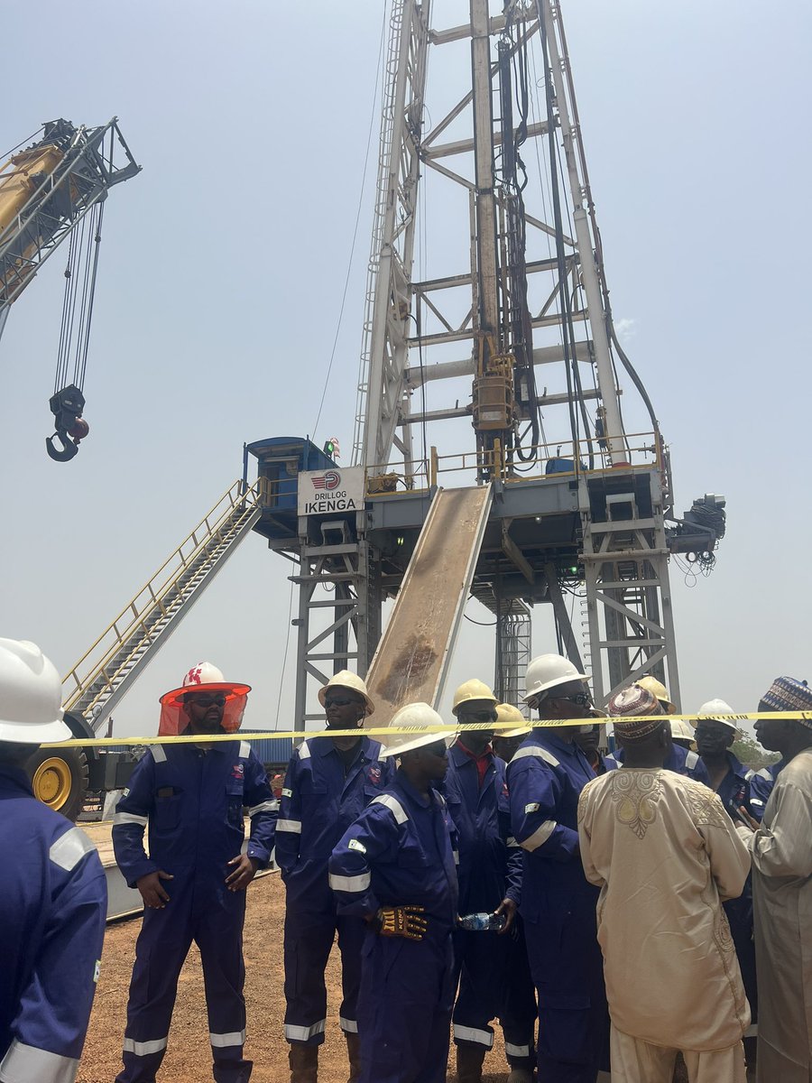 ArewaFactsZone's tweet photo. Live at the Presidential Flag-off of the spud-in of Ebenyi -A Well, in Obi Local Govt, Nassarawa State Nigeria.

Another stride by the @Mbuhari administration in the expansion of the Frontier basins in Nigeria. 

May Nigeria win https://t.co/okKA1VwHj5