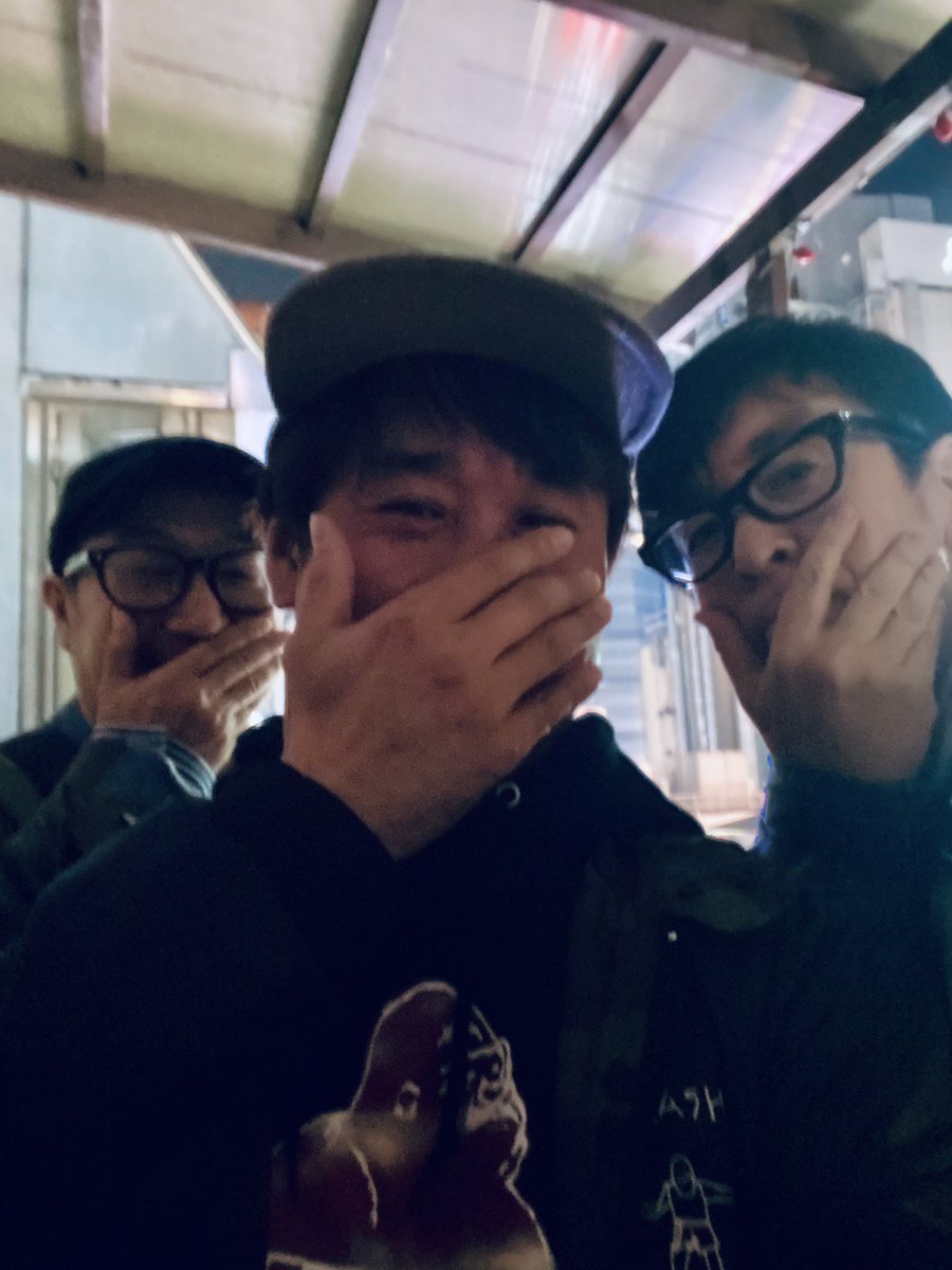 NA_3LDK's tweet photo. 新宿のカブキラウンジに行ってきました!
APRIL SETの鈴木雅尭さんとカブキラウンジのそうるまんきちさんと
DJの話などなど楽しい時間でした〜
お店のテラスから見るゴジラと雑居ビル感がいい感じ〜
#カブキラウンジ #新宿歌舞伎町 #そうるまんきち #DJ #APRILSET #鈴木雅尭 #na3ldk https://t.co/1b4NPbxciu