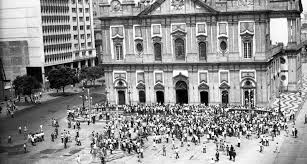 comunicahuni's tweet photo. Durante sua missa de sétimo dia na Igreja da Candelária, a cavalaria militar atacou as pessoas presentes, deixando dezenas de feridos. https://t.co/qwNCIK92GD