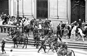 comunicahuni's tweet photo. Durante sua missa de sétimo dia na Igreja da Candelária, a cavalaria militar atacou as pessoas presentes, deixando dezenas de feridos. https://t.co/qwNCIK92GD