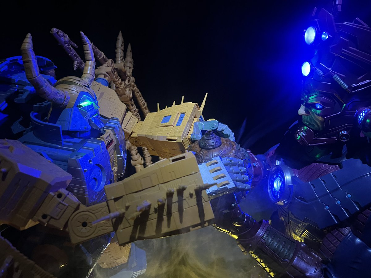 DokSewage's tweet photo. when titans tussle!!! 🤼‍♀️ galactus, the devourer of hearts 💗 versus unicron, the kiss bringer 💋 

#transformers #haslab #unicron #chaosbringer #galactus #toyphotography #marvellegends #actionfigures #warplanets #warforcybertron #toyhax #shockwavelabs https://t.co/lT4NLUuPyZ