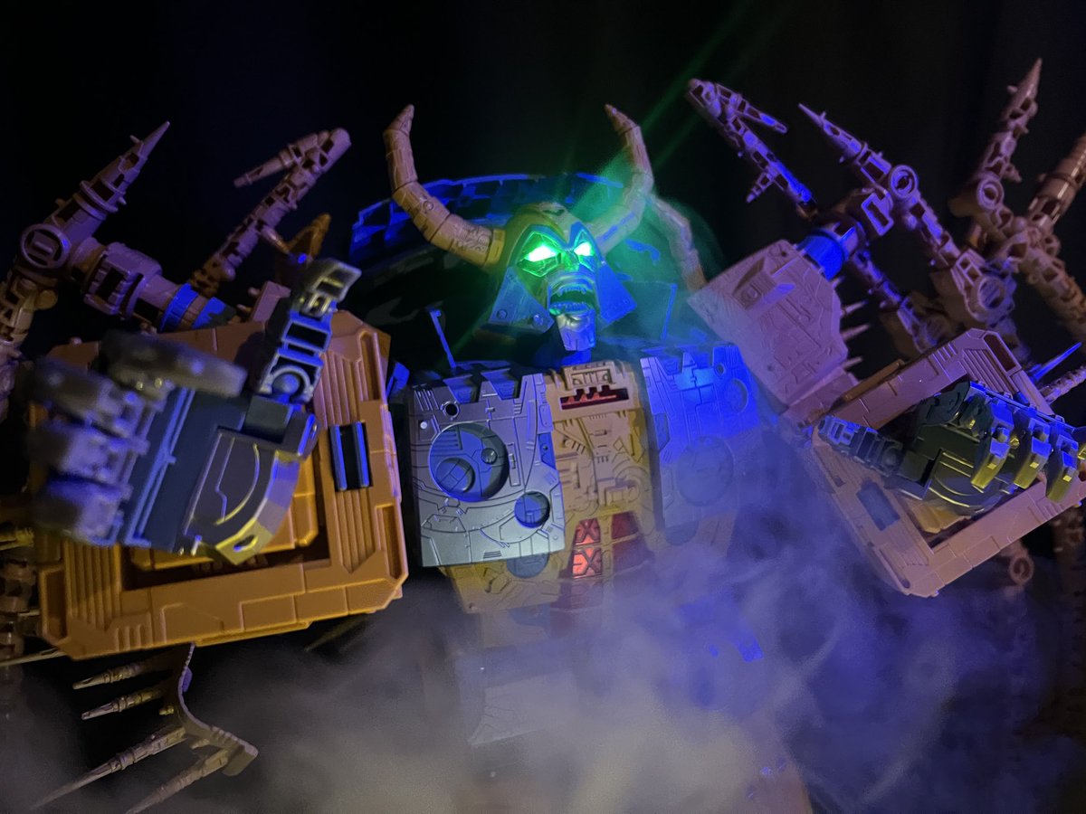 DokSewage's tweet photo. when titans tussle!!! 🤼‍♀️ galactus, the devourer of hearts 💗 versus unicron, the kiss bringer 💋 

#transformers #haslab #unicron #chaosbringer #galactus #toyphotography #marvellegends #actionfigures #warplanets #warforcybertron #toyhax #shockwavelabs https://t.co/lT4NLUuPyZ