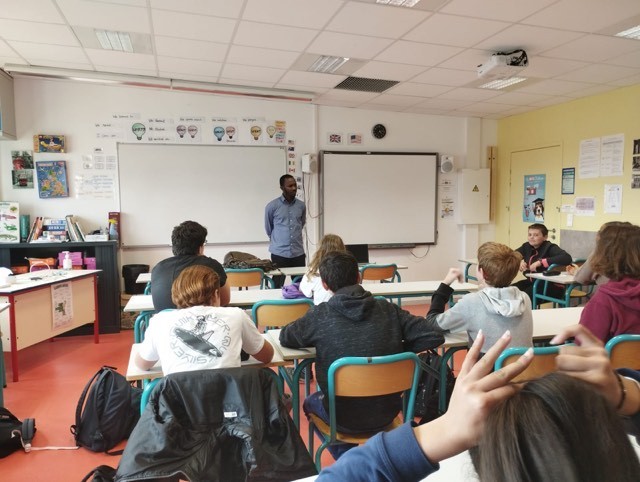 CollegeMorcenx's tweet photo. Alpha Kaba, journaliste  guinéen est venu raconter son parcours de migrant et de réfugié politique auprès des classes de 4è, une histoire adaptée en pièce de théâtre qui raconte sa fuite et  ses deux ans d'esclavage en Lybie jusqu'à son arrivée en Europe.
https://t.co/hi9hT3MGhz https://t.co/jXaVmeL8sh