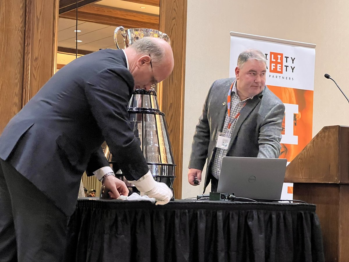 Utility_Safety's tweet photo. The #Keeper @jeffthekeepergc with @CFHOF addresses #USP2023 #Inclusion #Diversity #NotWithoutMyTeammates #DigSafe #ClickBeforeYouDig #WheresTheLINE https://t.co/yhYG36YitR